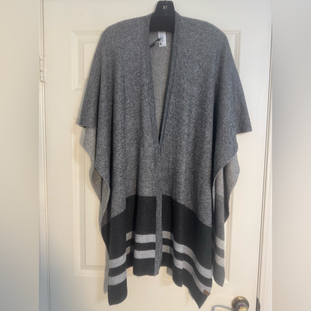 Roots Canada Gray and Black Women's Everyday Travel Wrap/Poncho